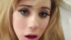 십대 귀염둥이 사탕 콜라는 그녀의 음부에서 정액이 스며 나올 때까지 그녀의 애인을 성교시킵니다.
