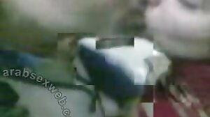 새엄마 Kathia는 연인에게 성적인 교훈을 가르치기로 결정했습니다.