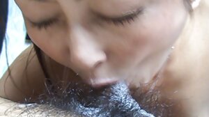 의붓 형제 자매는 서로 자위하고 성교합니다.